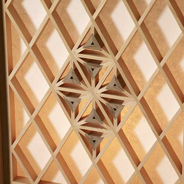 Artisanat kumiko　Lanterne andon - Petite, décorée sur les quatre faces (motifs : carapace de tortue et fleurs de cerisier, carapace de tortue et campanules, carapace de tortue et feuilles de chanvre), W20×H37×Ｄ20cｍ